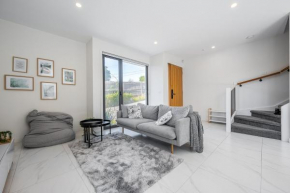 Modern Townhouse - Cafes, Shops, Bus, Freeway access